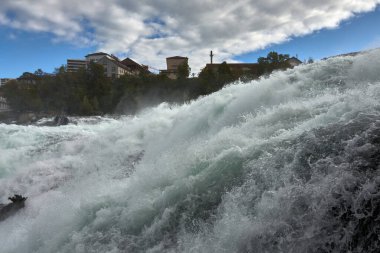 Ren Şelalesi manzarası, Avrupa 'nın en büyük şelalesi. Schaffhausen yakınlarında, Schaffhausen ve Zürih kantonlarının arasında yer alır..