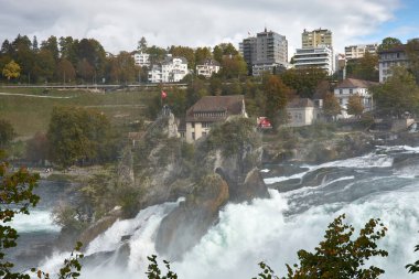 Ren Şelalesi manzarası, Avrupa 'nın en büyük şelalesi. Schaffhausen yakınlarında, Schaffhausen ve Zürih kantonlarının arasında yer alır..