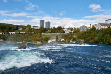 Ren Şelalesi manzarası, Avrupa 'nın en büyük şelalesi. Schaffhausen yakınlarında, Schaffhausen ve Zürih kantonlarının arasında yer alır..