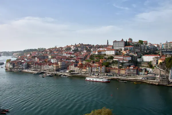 Douro nehri ve Porto şehrinin panoramik manzarasında turuncu çatıları olan yerel evler. Porto Portekiz 'in en büyük ikinci şehridir..