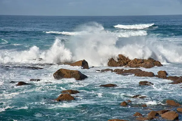 İspanya 'nın Galiçya kıyısındaki Baiona dalgalarında Cabo Silleiro' da dalgalar kopuyor.