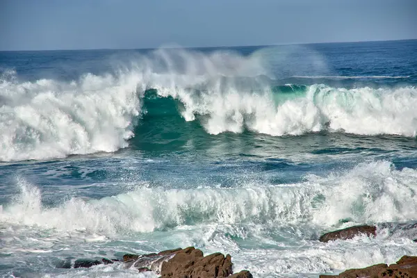 İspanya 'nın Galiçya kıyısındaki Baiona dalgalarında Cabo Silleiro' da dalgalar kopuyor.