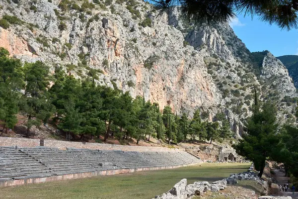 Delphi Stadyumu Delphi arkeolojik sahasının en yüksek noktasında yer almaktadır. Delphi, Apollo Kızılderilileri için kutsal bir antik Yunan dini mabediydi..