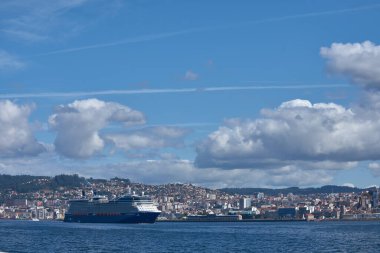 Vigo, Pontevedra, İspanya; Eylül, 29,2021; The Celebrity Silhouette yolcu gemisi Vigo limanından çıkarken arka planda şehir