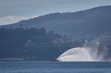 Jet uçağı gölün su yüzeyinde.