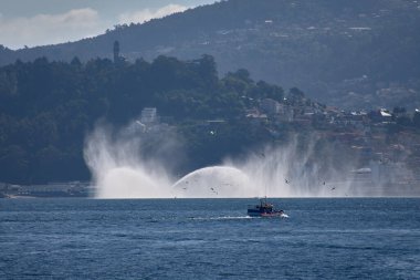 Jet motoru okyanusun üzerinde uçuyor.