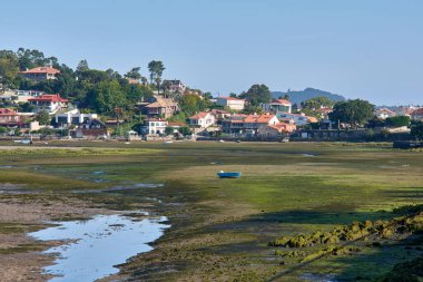 La Ramallosa 'daki Minor Nehri' nin ağzı alçak gelgitte bir haliç oluşturur. Lourid Dağı 'nı ve Baiona kamp alanını görebilirsiniz..