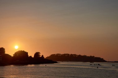 Santa Marta tepesi ve Monte Real ile Ladeira sahilinde gün batımı Baiona, Galiçya, İspanya 'da