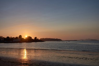 Santa Marta tepesi ve Monte Real ile Ladeira sahilinde gün batımı Baiona, Galiçya, İspanya 'da