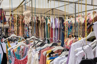 Bayonne, Galiçya, İspanya; Temmuz, 17, 2024: Sabaris Fuarı 'nda her pazartesi düzenlenen tüm renklerden elbiseler