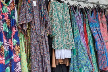 Bayonne, Galiçya, İspanya; Temmuz, 17, 2024: Sabaris Fuarı 'nda her pazartesi düzenlenen tüm renklerden elbiseler