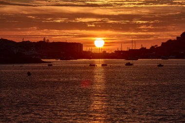 Baiona yazı tipi ile tamamen kırmızı gökyüzü ile gün batımı Ladeira plajı, Baiona, Pontevedra, İspanya