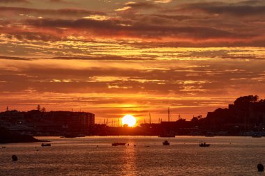 Baiona yazı tipi ile tamamen kırmızı gökyüzü ile gün batımı Ladeira plajı, Baiona, Pontevedra, İspanya