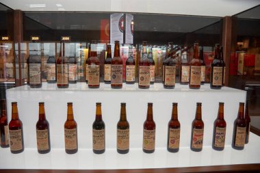 Coruna, İspanya; 12 Haziran 2023; Corua 'daki Bira Müzesi' nde yapay kırsal alan. Çavdar olgunlaştırıcı arka plan yapay ışıkla yapılır