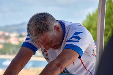 Sabaris, Baiona, Pontevedra, İspanya; 15 Temmuz 2023; Sabaris, Baiona 'daki Ladeira Sahili' nde her yaz yapılan triatlon testinde yorgun düşmüş yüz.