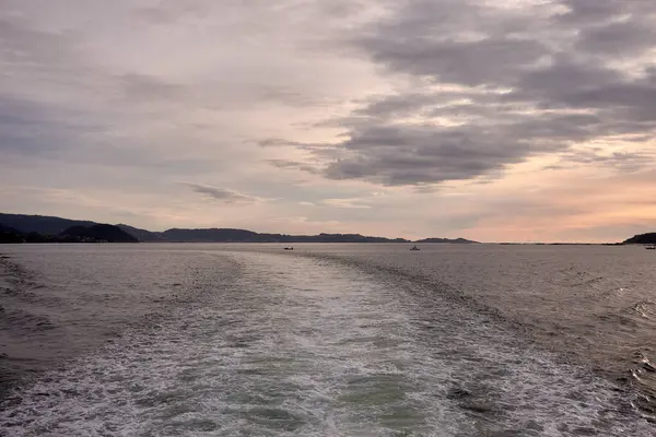 Günbatımında Ria de Pontevedra 'yı oluşturan Pontevedra' daki Lerez Nehri 'nin ağzında tekne gezisi.