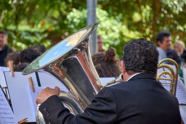 Vigo, Pontevedra, İspanya; Mayıs, 17.2023; Bembrive müzik grubu, Mioca Birliği 'nde Galiçya' nın sözleri. Tuba çalan müzisyenler