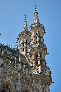 Belçika, Leuven 'deki belediye binasının ortaçağ gotik mimarisinin ayrıntıları. 15. yüzyılın ortalarında yapılmış..