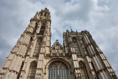Antwerp Limanı 'ndaki Meryem Ana Katedrali ve çok kültürlü metropolün çan kulesi ve Gotik cephesi, Avrupa' nın Kuzey Belçika 'daki mallar için ana Avrupa kapılarından biri olarak bilinir.