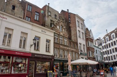 Antwerp, Belçika; Haziran 07.2024; İnsanlar Antwerp şehir merkezindeki hoş alışveriş caddesinde yürüyor.