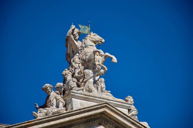 Bu resim Santiago Matamoros 'un Hristiyan inancı ve geleneğinin simgesel bir temsili olan Santiago de Compostela Katedrali' ndeki heykelini yansıtır. Santiago Matamoros, at sırtındaki efsanevi kutsal savaşçı, zaferi simgeliyor.