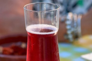 Bu enfes ros şarabıyla mükemmel bir lezzet ve tarz kombinasyonu, özel olarak tasarlanmış bir şişede sunuluyor..