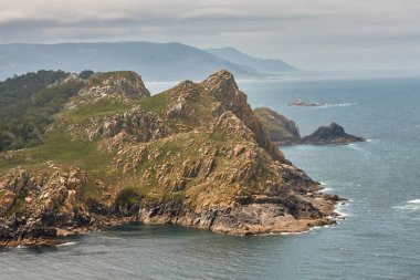 Bu panoramik fotoğraf İspanya 'nın Galiçya kentindeki Cies Adaları' nın engebeli kayalık dağlarını ve Atlantik Okyanusu 'nun engin genişliğini sergiliyor..