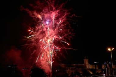 Parador Backdrop ile Bayona 'daki Fiesta de la Anunciada' da havai fişek gösterisi. Parador Backdrop 'un canlı renk patlamaları gece gökyüzünü aydınlatarak büyüleyici bir görsel şölen yarattı..