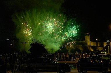 Parador Backdrop ile Bayona 'daki Fiesta de la Anunciada' da havai fişek gösterisi. Parador Backdrop 'un canlı renk patlamaları gece gökyüzünü aydınlatarak büyüleyici bir görsel şölen yarattı..