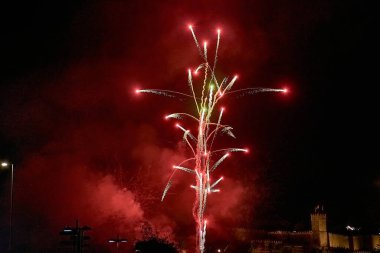 Parador Backdrop ile Bayona 'daki Fiesta de la Anunciada' da havai fişek gösterisi. Parador Backdrop 'un canlı renk patlamaları gece gökyüzünü aydınlatarak büyüleyici bir görsel şölen yarattı..