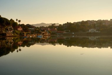 Playa Ladeira Kampı 'ndan Fevkalade Foz del Mior Vista. Kamp alanından yükselen görüş açısı bu doğal harikanın geniş bir görüntüsünü sunuyor. Nehir ve denizin buluşması, manzaralı ve huzurlu bir manzara yaratıyor.