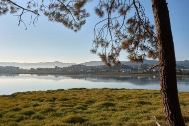 Playa Ladeira Kampı 'ndan Fevkalade Foz del Mior Vista. Kamp alanından yükselen görüş açısı bu doğal harikanın geniş bir görüntüsünü sunuyor. Nehir ve denizin buluşması, manzaralı ve huzurlu bir manzara yaratıyor.