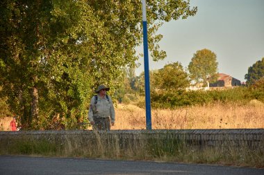 Bayona, Pontevedra, İspanya; 08.08.2021; Portekiz Yolu 'nda, Camino de Santiago' nun popüler bir güzergahı olan Sabars 'a doğru ilerleyen yalnız bir hacı.. 