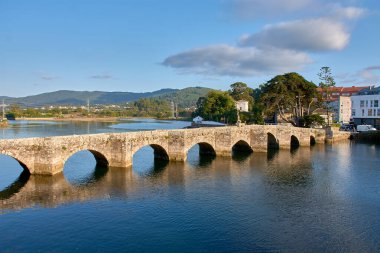 Ramallosa 'nın Romen köprüsü, Mior Nehri boyunca uzanan antik bir yapı, Nigran ve Baiona belediyelerini bölüyor.