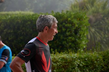 Bayona, Pontevedra, İspanya, 18 Ağustos 2024; katılımcıların bitiş çizgisini geçerken, tamamen bitkin ama muzaffer oldukları aşikar. Bu görüntü, yarışçıların nefes nefese kaldığı saf duyguyu ve fiziksel bedeli yakalar., 