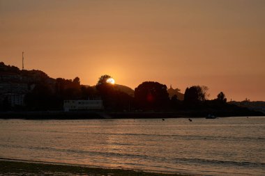 Güneşin yalnız bir ağacın arkasında battığı Ladeira Sahili 'nde eşsiz bir gün batımı akşam gökyüzüne karşı çarpıcı bir siluet yaratıyor.