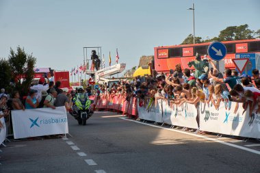 Bayona, Pontevedra, İspanya; Ağustos, 27,2024; bisikletçilerin Vuelta a Espaa 'nın bir safhasında Bayona' da bitiş çizgisini geçtikleri heyecan verici bir an. Atmosfer, seyircilerin tezahüratlarıyla heyecan verici ve biniciler bir g 'den sonra son metreleri itiyorlar.