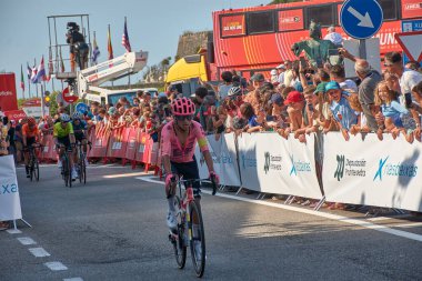 Bayona, Pontevedra, İspanya; Ağustos, 27,2024; bisikletçilerin Vuelta a Espaa 'nın bir safhasında Bayona' da bitiş çizgisini geçtikleri heyecan verici bir an. Atmosfer, seyircilerin tezahüratlarıyla heyecan verici ve biniciler bir g 'den sonra son metreleri itiyorlar.