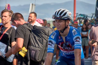 Bayona, Pontevedra, İspanya; Ağustos, 27,2024 Hemen ardından bisikletçiler Vuelta a Espaa sırasında Bayona 'ya vardılar. Sürücüler yorgun ama rahatlamış, susuz kalıp yoğun safhadan sonra nefeslerini tutarlar..