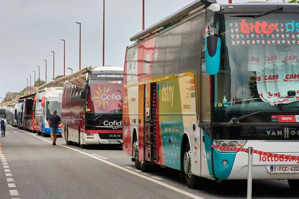Bayona, Pontevedra, İspanya; 27 Ağustos 2024; Vuelta a Espaa 'nın bitiş çizgisinde Filistin bayrakları toplandı. Bayrakların sergilenmesi bu büyük uluslararası süreçte bir dayanışma ve siyasi ifade ifadesini simgeliyor.