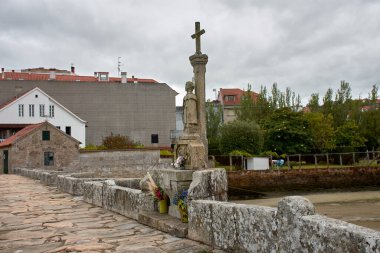 Pontevedra 'daki Ramallosa Roma köprüsünde taş haç ve peto de nimas