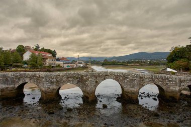 Santa Cristina de la Ramallosa 'nın Roma tarihi köprüsü Mior Nehri' ni geçiyor.