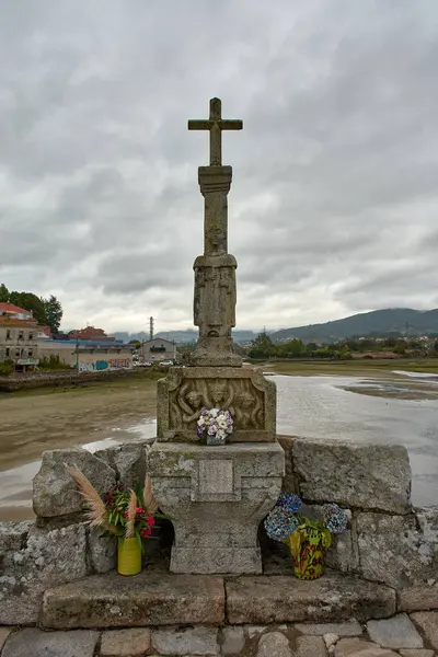 stock image Stone cross and peto de nimas at the a Ramallosa roman bridge in Pontevedra