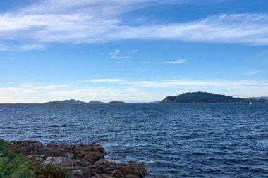 Bayona, Pontevedra, İspanya 'daki Montereal' den panoramik manzara, görkemli Ces Adaları, Estelas Adaları ve Monteferro 'yu gözler önüne seriyor. Görüntü Atlantik Okyanusu ve Monte' den yükselen adalarla Galiçya 'nın eşsiz kıyı güzelliğini vurguluyor.