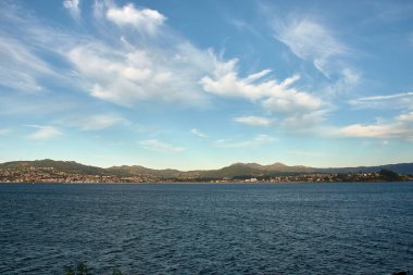 Güzel Playa Amerika ve Nigran, Galiçya, İspanya 'daki büyüleyici Panxon köyü. Resim, kıyı yaşamının özünü yakalıyor, sakin Atlantik Okyanusu 'nun arka planına kıyasla kıyı şeridini noktalayan küçük, antika evler..