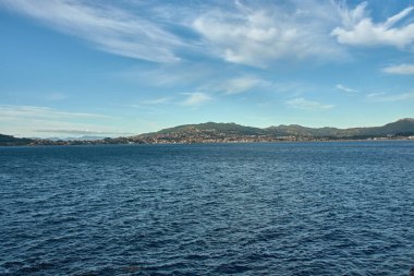 Güzel Playa Amerika ve Nigran, Galiçya, İspanya 'daki büyüleyici Panxon köyü. Resim, kıyı yaşamının özünü yakalıyor, sakin Atlantik Okyanusu 'nun arka planına kıyasla kıyı şeridini noktalayan küçük, antika evler..