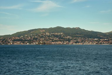 Güzel Playa Amerika ve Nigran, Galiçya, İspanya 'daki büyüleyici Panxon köyü. Resim, kıyı yaşamının özünü yakalıyor, sakin Atlantik Okyanusu 'nun arka planına kıyasla kıyı şeridini noktalayan küçük, antika evler..
