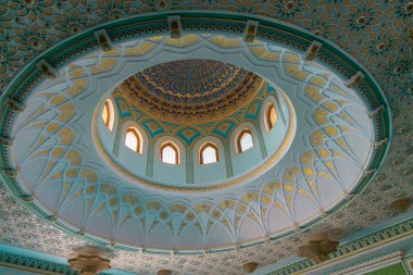 Taşkent, Özbekistan; 16 Eylül 2024; Özbekistan 'ın Taşkent kentindeki İmam Khast Camii' nin içindeki boyalı mozaik kubbe, İslam sanatının ve işçiliğinin çarpıcı bir gösterisidir. Canlı renkler ve karmaşık geometrik desenler tüm tavanı kaplıyor.,