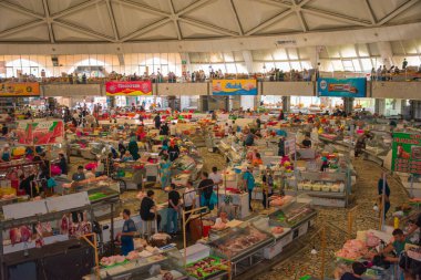 TASHKENT, UZBEKISTAN - 16 Eylül 2024: Taşkent, Özbekistan 'daki Chorsu Çarşısı' ndaki yuvarlak pavyon, tarım ticaretinin canlı bir merkezidir. Çarpıcı mavi kubbesiyle bilinen bu ikonik pazar, Tashkents ticari hayatının merkezi bir parçasıdır.. 