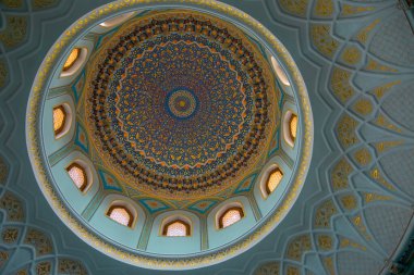 Taşkent, Özbekistan; 16 Eylül 2024; Özbekistan 'ın Taşkent kentindeki İmam Khast Camii' nin içindeki boyalı mozaik kubbe, İslam sanatının ve işçiliğinin çarpıcı bir gösterisidir. Canlı renkler ve karmaşık geometrik desenler tüm tavanı kaplıyor.,